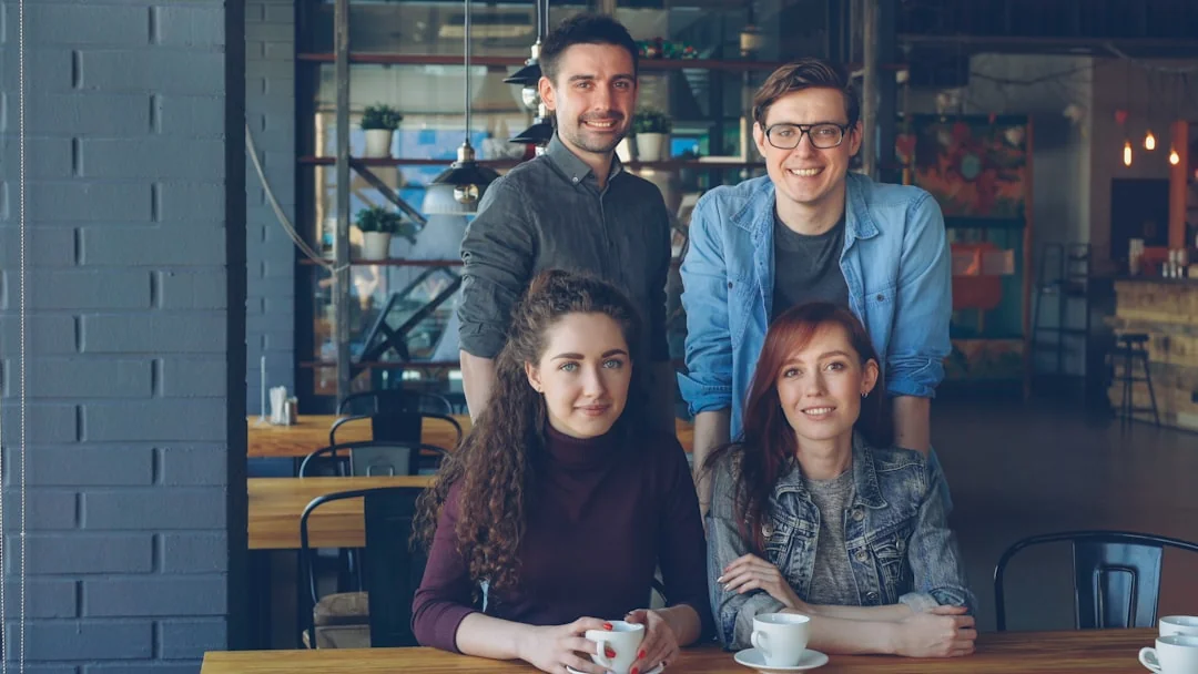 Poznámkové lístky s nápadmi na sviatočný marketing pre vianočné kampane na sociálnych sieťach a v e-mailoch.
